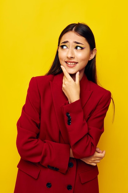 Portret mooie vrouw in een rode jas cosmetica glimlach geïsoleerde achtergrond ongewijzigd