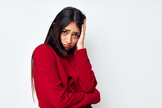 Portret mooie vrouw in een rode jas cosmetica glimlach levensstijl ongewijzigd