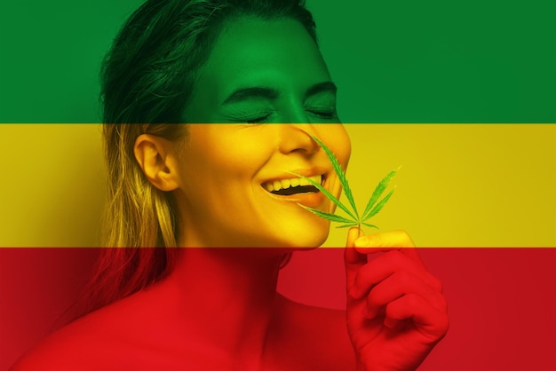 Portret mooie vrouw met een cannabisblad in kleuren van Rastafari-vlag