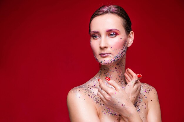 Portret mooie vrouw met glitter make-up