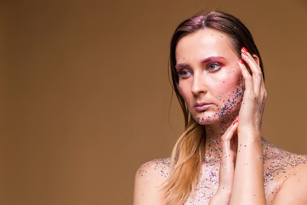 Portret mooie vrouw met glitter make-up