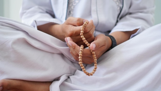 Portret moslim met tasbih bij sholat