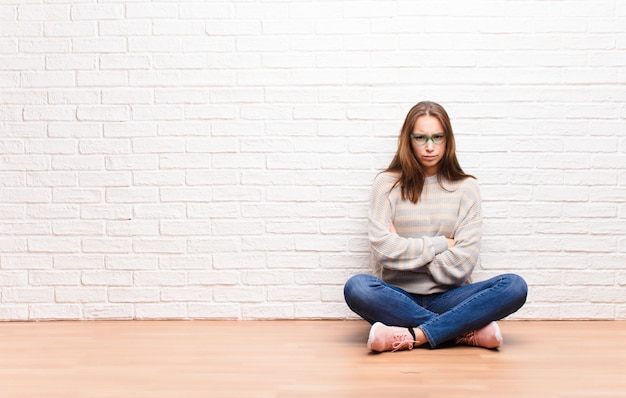 portret op een vrouw zittend op een vloer