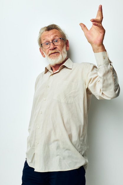 Portret oudere man draagt een bril in shirts geïsoleerde achtergrond