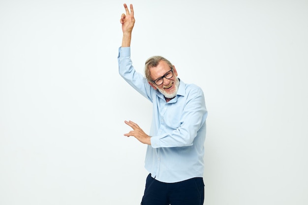 Portret oudere man in shirt en bril poseren emoties geïsoleerde achtergrond