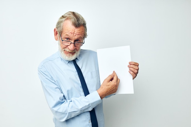 Portret oudere man met documenten met een vel papier bijgesneden weergave