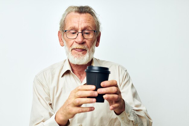 Portret oudere man wegwerp glas drinken emoties geïsoleerde achtergrond Hoge kwaliteit foto