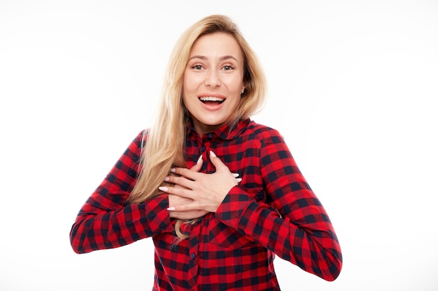 Portret positief blond meisje verheugt zich emotioneel en voelt zich gelukkig tevreden geïsoleerd op een witte achtergrond reclamebanner