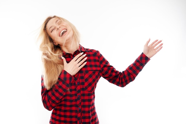 Portret positief blond meisje verheugt zich emotioneel en voelt zich gelukkig tevreden geïsoleerd op een witte achtergrond reclamebanner