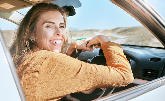 Portret reizen en vrouw in auto voor roadtrip vakantie of blij voor avontuurlijke wellness of ontspannen buiten Vervoer jonge vrouw of meisje zittend in voertuig reizen of rijden voor vakantie