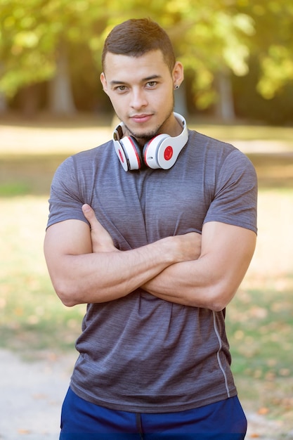 Foto portret runner jonge latijns-man loopt joggen sport training fitness training staand formaat