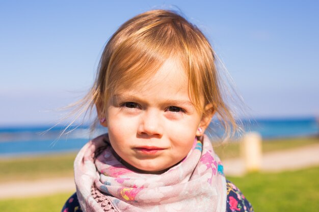 Portret schattig klein meisje in de lente of zomerdag.