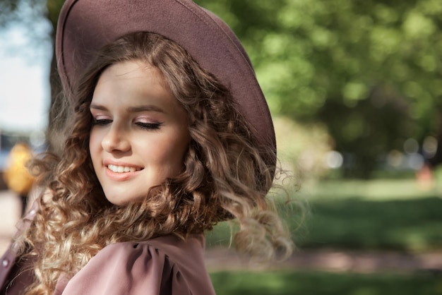 Portret schattige jonge vrouw in Franse stijl in park buitenshuis