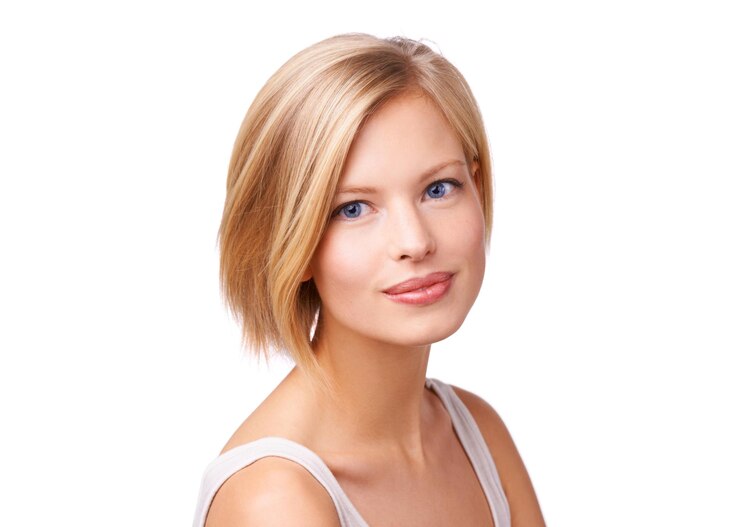 Foto portret schoonheid en make-up met esthetische vrouw in studio geïsoleerd op witte achtergrond voor zelfzorg gezichtshuidverzorging en ontspannen met zelfverzekerde jonge persoon in een salon voor cosmetica of dermatologie