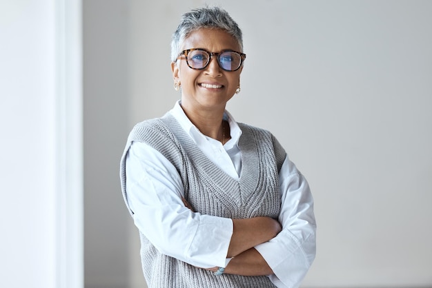 Portret senior en adviseur of zakenvrouw zelfverzekerde trotse en positieve mindset in een huis of appartement Gelukkig kalme en trotse bejaarde vrouw met een visie, missie en motivatie