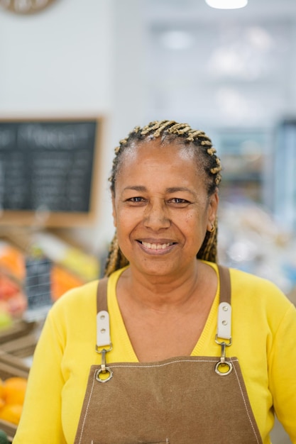 Portret senior vrouw die lacht in de markt