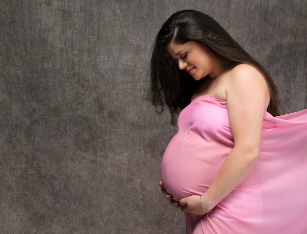 Portret shot van jonge mooie vrouw in het derde trimester van de zwangerschap. Sluit omhoog van zwanger wijfje