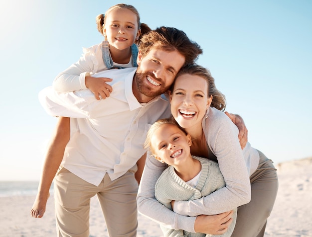 Portret strand en familie met liefde knuffel en geluk met kinderen ouders en reizen voor vakantie gezicht kust en moeder met vader kinderen en zomervakantie met omhelzen avontuur en glimlach