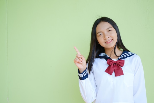 Portret student jong meisje in uniforme school op groene achtergrond, Aziatisch meisje, tiener.