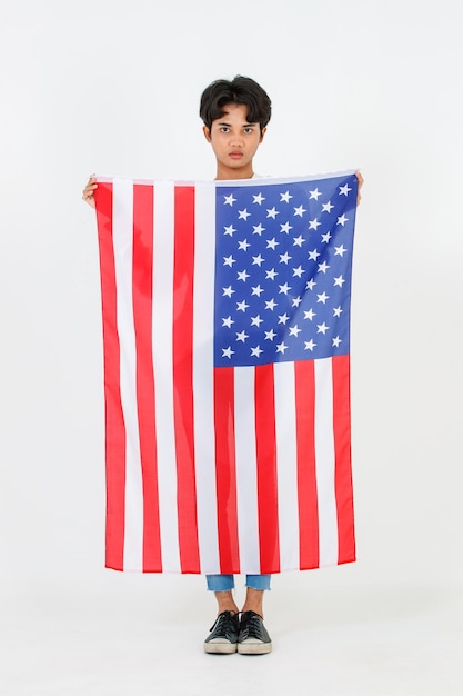 Portret studio opname aziatische jonge lgbt homo biseksuele homoseksuele mannelijke modieuze model in casual outfit staande houden met behulp van verenigde staten van amerika usa nationale vlag dekkingslichaam op witte achtergrond