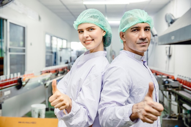 Portret teammedewerker in de voedingsmiddelen- en drankenindustrie productielijn drankfabriek gelukkig lachend