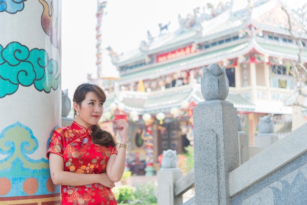 Portret twee mooie Aziatische vrouwen in Cheongsam-jurkThailand-mensen Gelukkig Chinees nieuwjaarsconcept