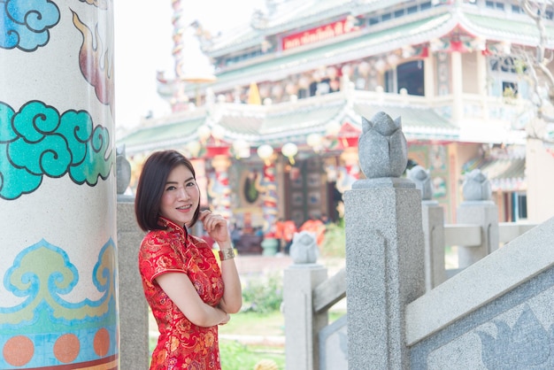 Portret twee mooie Aziatische vrouwen in Cheongsam-jurkThailand-mensen Gelukkig Chinees nieuwjaarsconcept