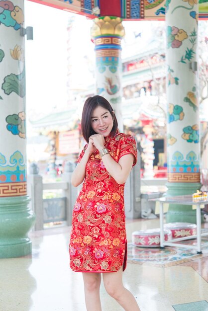 Portret twee mooie Aziatische vrouwen in Cheongsam-jurkThailand-mensen Gelukkig Chinees nieuwjaarsconcept