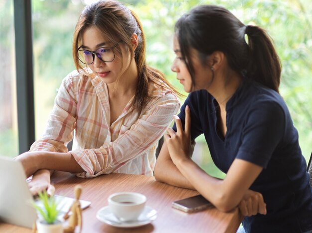 Portret van 2 zakenvrouwen bespreken en kijken op laptop