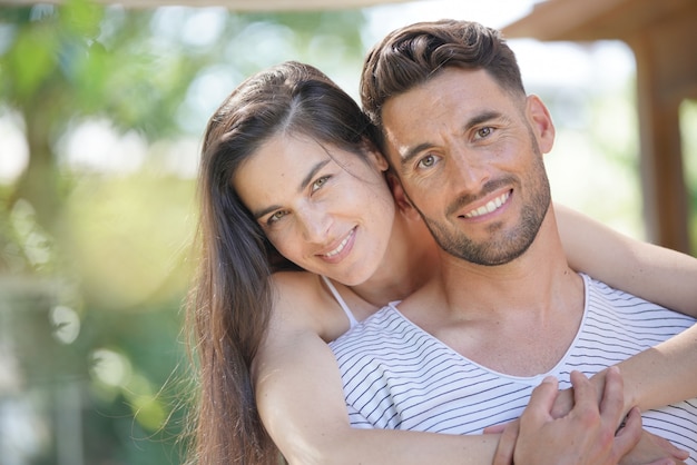 Portret van 40-jarige echtpaar op zomerdag