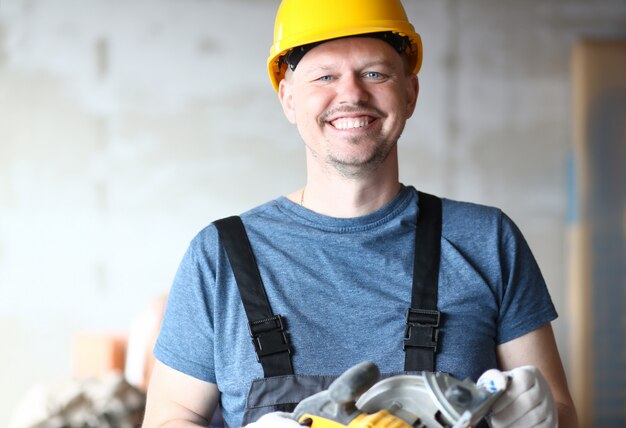 Portret van aannemer het stellen in onvolledige ruimte