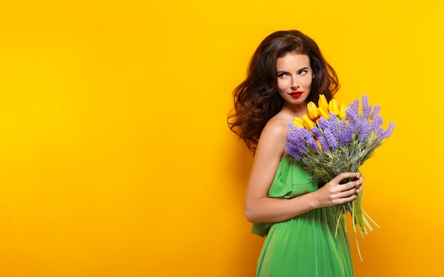 Portret van aantrekkelijk brunette in groene kleding met mooi FL