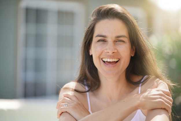 Portret van aantrekkelijke 40-jarige brunette vrouw