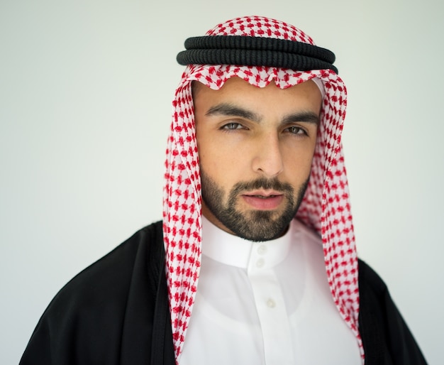 Portret van aantrekkelijke Arabische man met sheikh gewaad