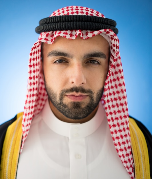 Foto portret van aantrekkelijke arabische man met sheikh gewaad