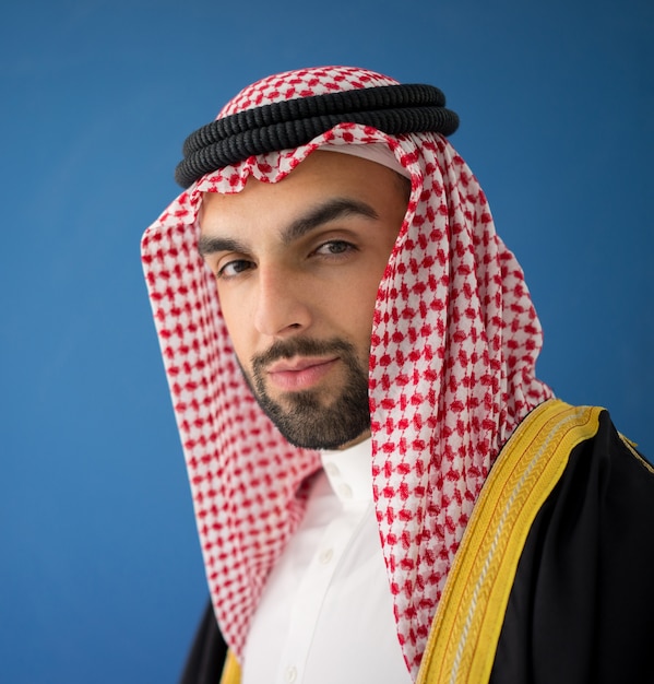 Portret van aantrekkelijke Arabische man met sheikh gewaad