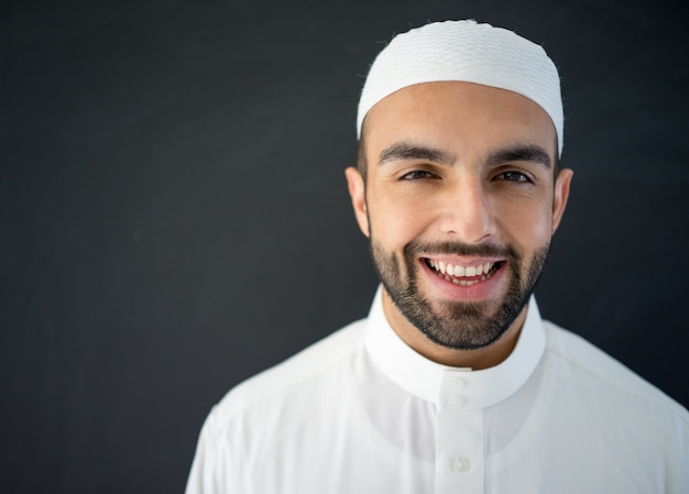 Portret van aantrekkelijke Arabische man