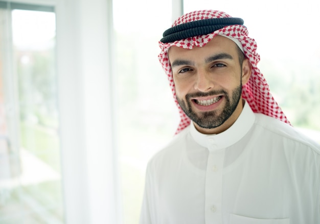 Portret van aantrekkelijke arabische man