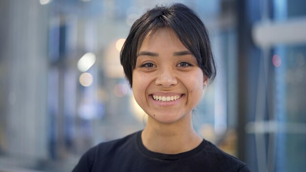 Portret van aantrekkelijke Aziatische vrouw met mooie glimlach Blauwe achtergrond