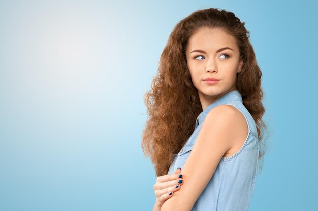 Portret van aantrekkelijke blanke lachende vrouw