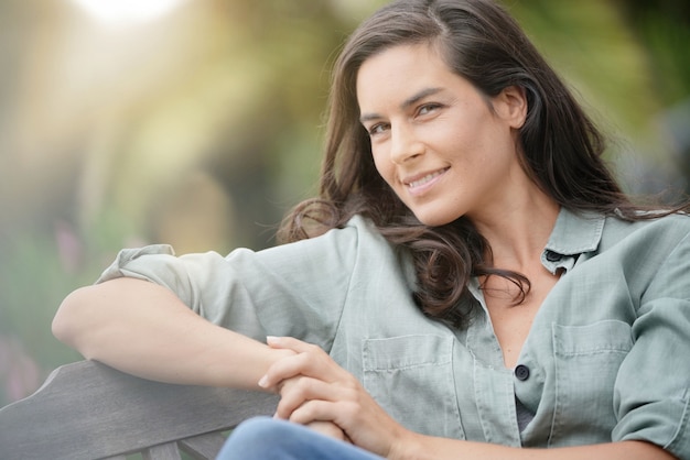 Portret van aantrekkelijke donkerbruine vrouw