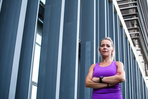 Portret Van Aantrekkelijke Fitness Vrouw Met Armen Gekruist En Kijken Naar De Camera. Trainingsconcept