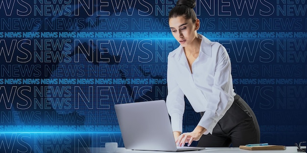 Portret van aantrekkelijke jonge europese zakenvrouw op desktop met laptop op wazige blauwe breaking news patroon achtergrond Headline communicatie en wereldwijd wereldconcept Dubbele belichting