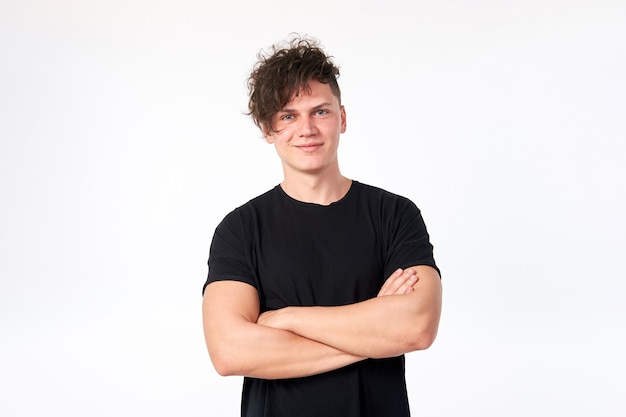 Foto portret van aantrekkelijke jonge stijlvolle vrolijke man met een zwarte katoenen t-shirt poseren