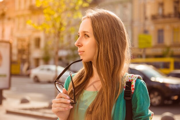 Portret van aantrekkelijke jonge vrouw die wandeling in de stad heeft