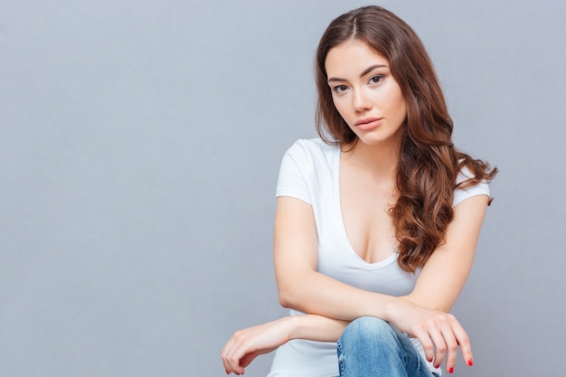 Portret van aantrekkelijke jonge vrouw in wit t-shirt