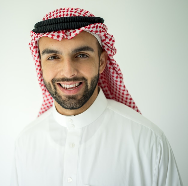 Portret van aantrekkelijke Saoedi-Arabische man