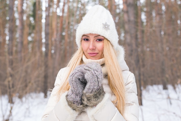 Portret van aantrekkelijke vrouw gekleed in witte hoed in de winter close-up