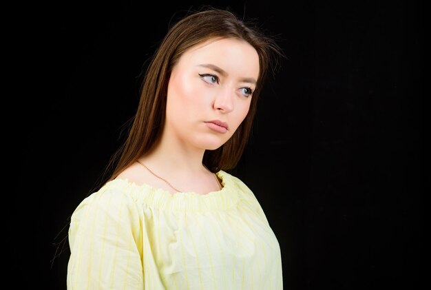 Portret van aantrekkelijke vrouw lang haar Natuurlijke schoonheid Gloeiend met natuurlijke schoonheid Mooi meisje huidverzorging en make-up Gezichtshaar en huid verfraaien Cosmetologie en schoonheid Dagelijkse eenvoudige make-up