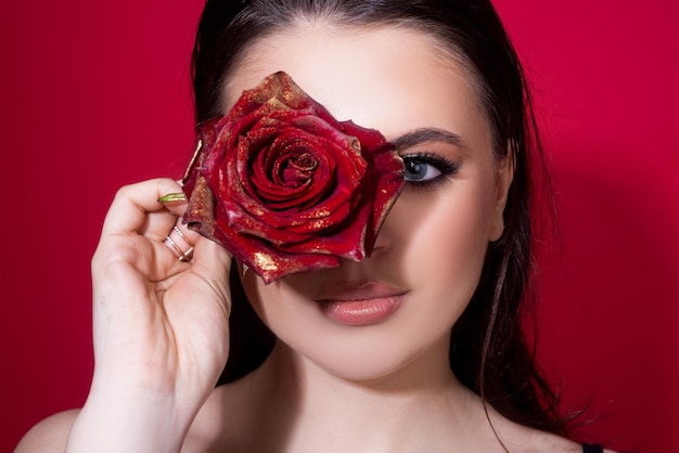 Portret van aantrekkelijke vrouw met rode roos